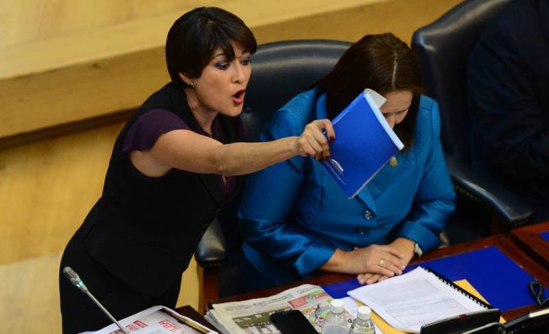Diputadas de ARENA promueven violencia contra la mujer al interior de la Asamblea Legislativa diputadas-de-arena-promueven-violencia-contra-la-mujer-al-interior-de-la-asamblea-legislativa